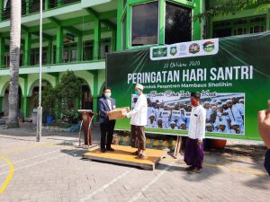 PENYERAHAN secara simbolis 4000 makser kepada pengurus Pondok Pesantren Mambaus Sholihin, Gresik oleh IKA UA Wilayah Gresik pada Kamis (22/10/2020). (Foto: Istimewa)