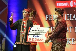 ABDUL Rozak saat menerima penghargaan Juara I pemuda pelopor tingkat Nasional. (Foto: Dok pribadi)