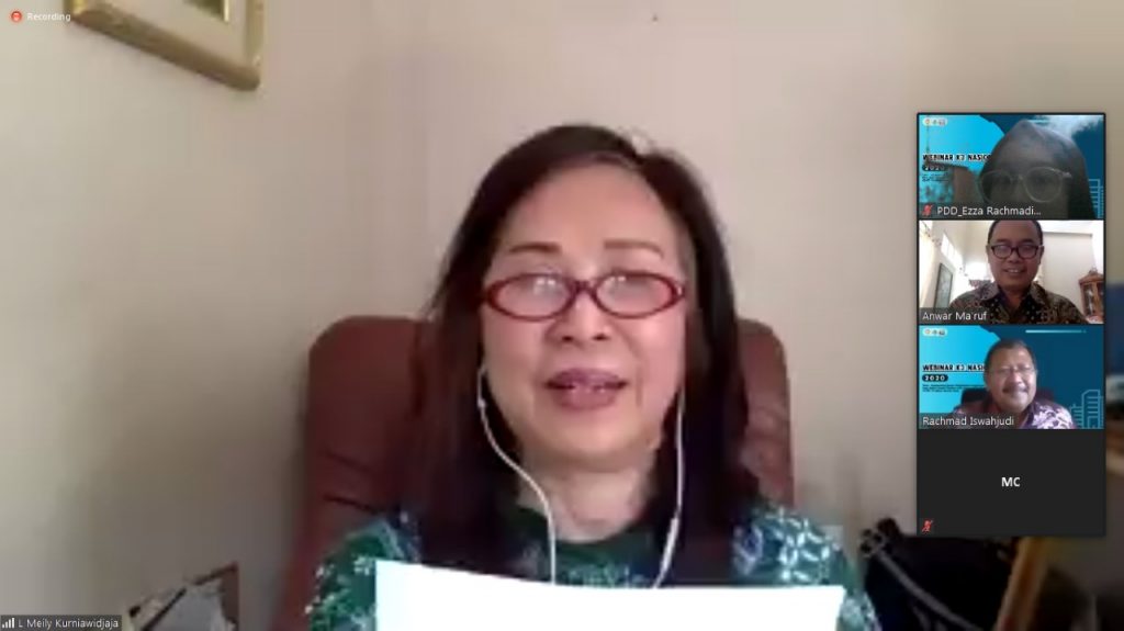 PROF. Dr. dr. L. Meily Kurniawidjaja, M.Sc., Sp.Ok saat menjadi narasumber dalam webinar nasional K3 yang digagas oleh Prodi K3 FV UNAIR pada (11/10/2020). (Foto: Istimewa)
