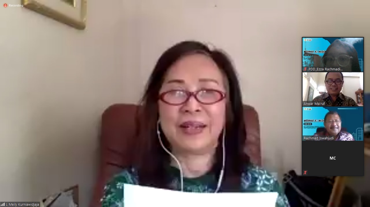 PROF. Dr. dr. L. Meily Kurniawidjaja, M.Sc., Sp.Ok saat menjadi narasumber dalam webinar nasional K3 yang digagas oleh Prodi K3 FV UNAIR pada (11/10/2020). (Foto: Istimewa)