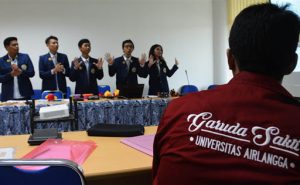 Salah satu Tim PKM UNAIR yang lolos ke PIMNAS. Berkat kerjasama semua pihak, antara lain Tim Garuda Sakti. (Foto: Bambang Bes)