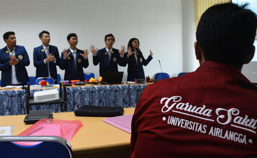 Salah satu Tim PKM UNAIR yang lolos ke PIMNAS. Berkat kerjasama semua pihak, antara lain Tim Garuda Sakti. (Foto: Bambang Bes)