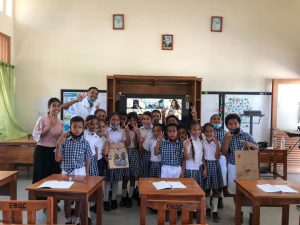 POTRET Para siswa SD São Carlos Pasca Kegiatan FKG-Peduli di Timor Leste. (Foto: Dok. Pribadi)