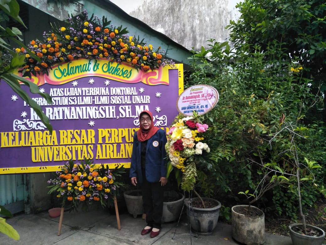POTRET Dr. Rr. Ratnaningsih, S.H., Dip.Lib., M.A selepas ujian Doktor. (Foto: Istimewa)