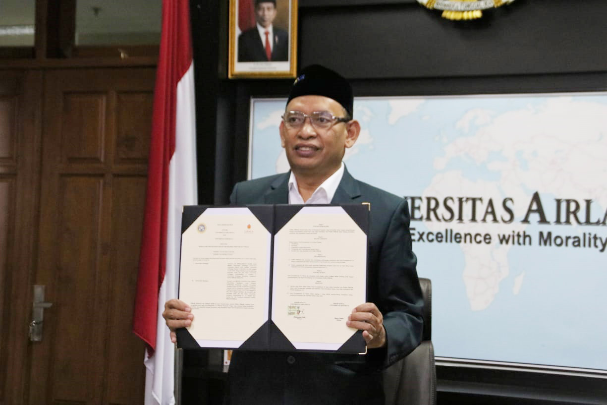 REKTOR UNAIR Prof. Dr. Mohammad Nasih, SE., MT., Ak., mengangkat berkas MoU bersama dengan Ubaya, ITS, dan UB di Ruang Balairua, Lantai 4, Kantor Manajemen UNAIR, Juma’at (20/11/2020). MoU kerja sama itu bertajuk “Pertemuan 20 November Menuju Insan Pembelajar Merdeka, Kreatif, dan Berdaya Saing”. (Foto: Agus Irwanto)