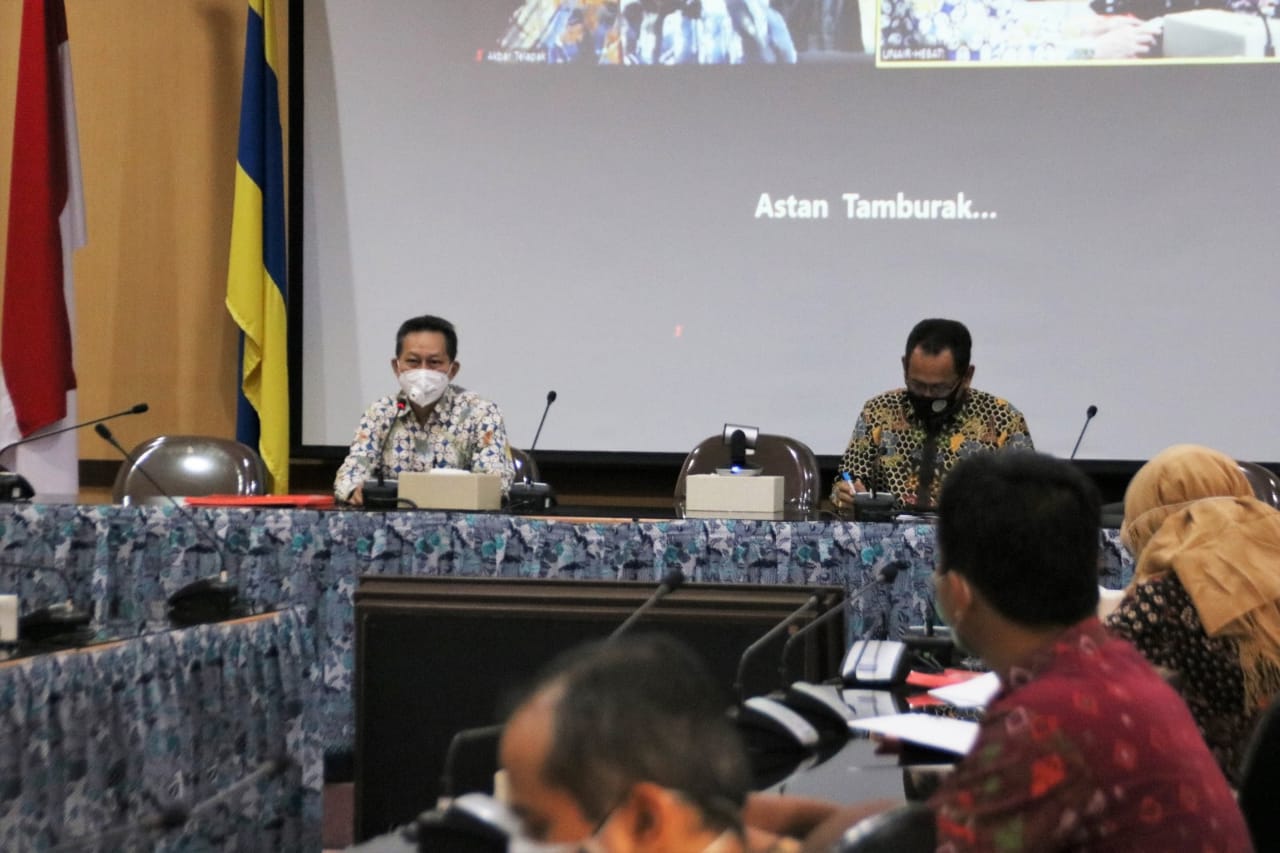 DARI kiri, Wakil Rektor Bidang Riset, Inovasi, dan Community Development UNAIR Prof. Dr. Bambang Sektiari Lukiswanto, DEA, Drh., didampingi Ketua Lembaga Ilmu Sosial Humaniora dan Bisnis LISHB Prof. Dr. Musta’in, M.Si. saat memberikan sambutan dalam Workshop dan FGD pada Rabu (25/11/2020) di Ruang 301, Lantai 3, Rektorat UNAIR. (Foto: Agus Irwanto)