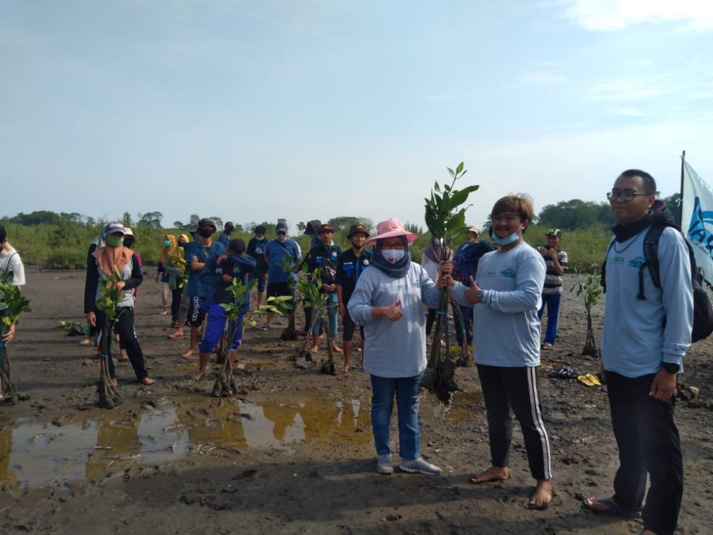 DARI kiri : Dosen FPK UNAIR Dr. Endang dan Wahyu Isroni, foto bersama dengan Ketua Pelaksana JAGARA Muhammad Irfan Muhajir. (Foto: Dimar Herfano)