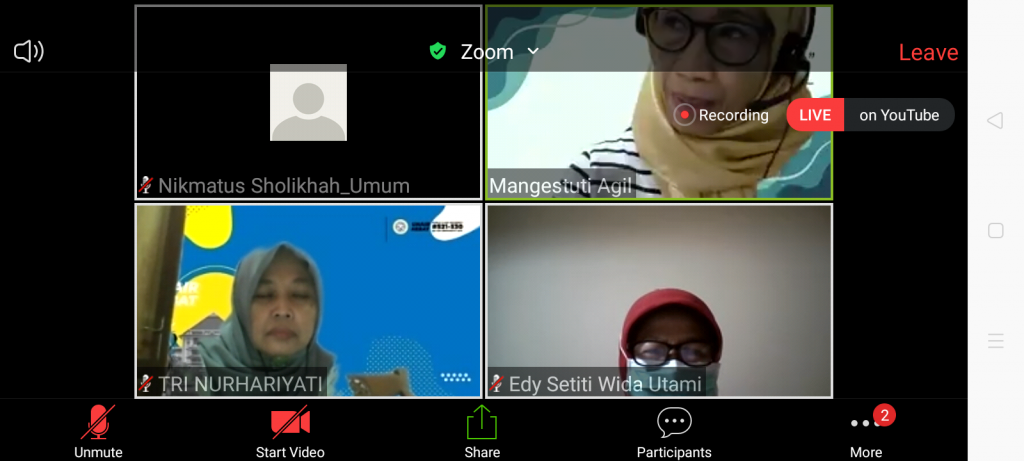 PROF. Dr. Mangestuti Agil, M.S., Apt., salah seorang Guru Besar Fakultas Farmasi UNAIR saat menerangkan tentang khasiat tanaman herbal. (Foto: Istimewa)