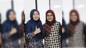 (KANAN) Dr. Tri Siwi Agustina S.E., M.Si saat bersama mahasiswa wirausaha bimbingannya. (Foto: Istimewa)