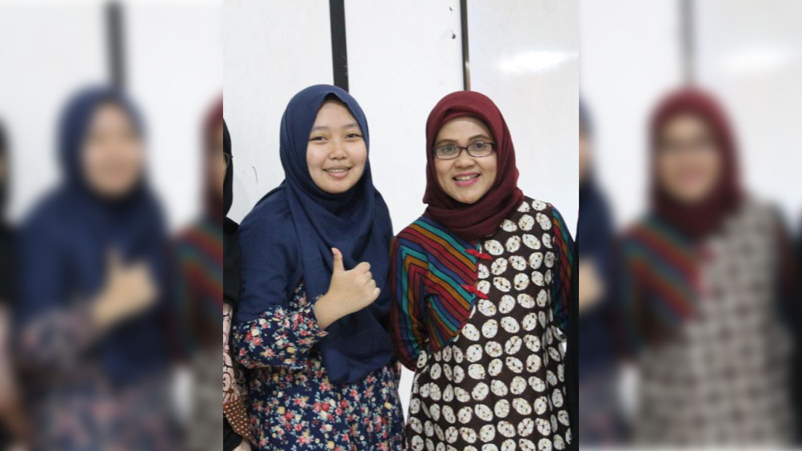 (KANAN) Dr. Tri Siwi Agustina S.E., M.Si saat bersama mahasiswa wirausaha bimbingannya. (Foto: Istimewa)