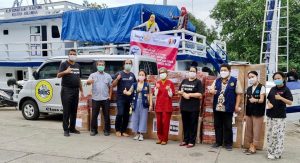 SEJUMLAH bantuan diterima tim di Makassar sebelum bertolak ke Mamuju. (Foto: http://news.ika-fk-unair.org/)