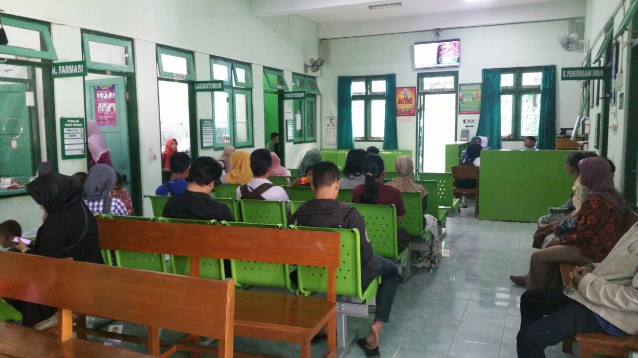 SEJUMLAH orang berada di ruang tunggu puskesmas. (Foto: Puskesmas Bantul)