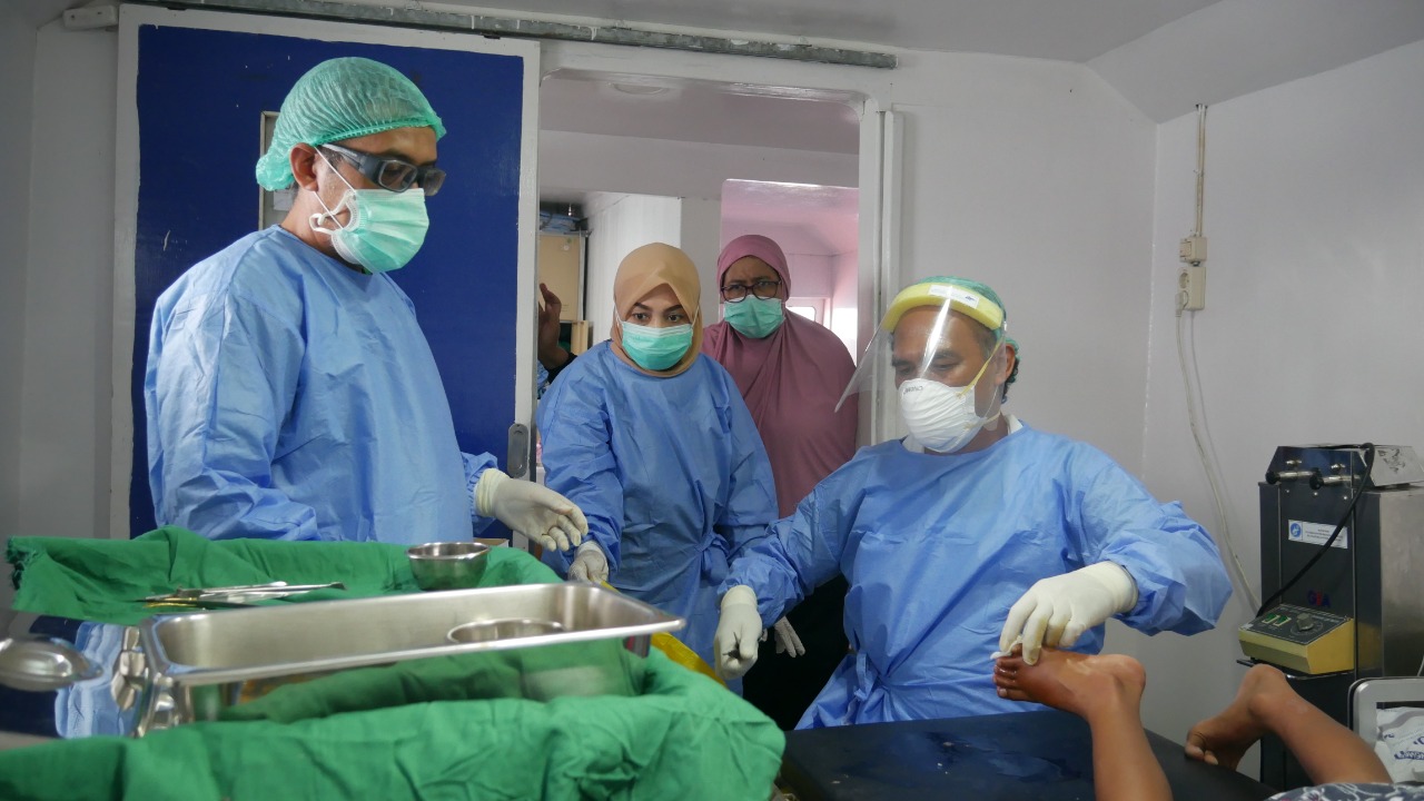 Tim RSTKA saat melakukan operasi di Majene, Sulawesi Barat. (Foto: Rizki Kurniawan)