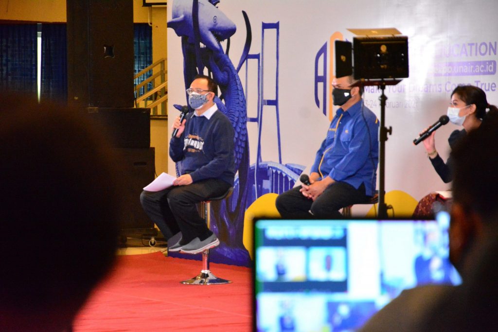 PROSESI pembukaan AEE 2021 sekaligus penyampian materi oleh Rektor UNAIR Prof. Dr. Moh Nasih, SE., MT., Ak. (Foto: Feri Fenoria)