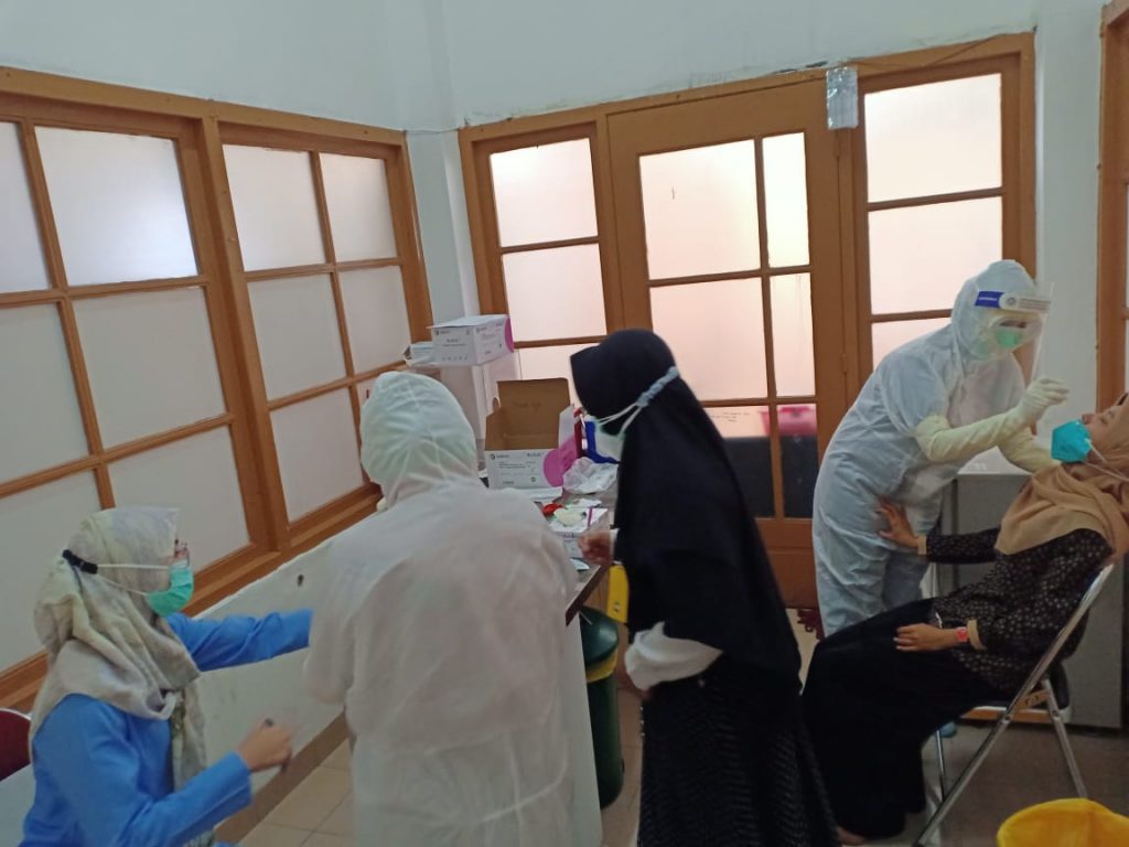 KETERLIBATAN PPDS Departemen Patologi Klinik FK UNAIR dalam pelayanan Covid-19. (Foto: Departemen Patologi Klinik)
