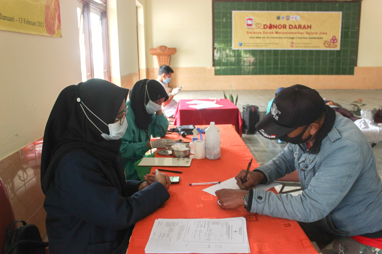 KELOMPOK-90 KKN Sumber Dodol foto bersama dengan Relawan Sumber Dodol. (Foto: Tim KKN Sumber Dodol)