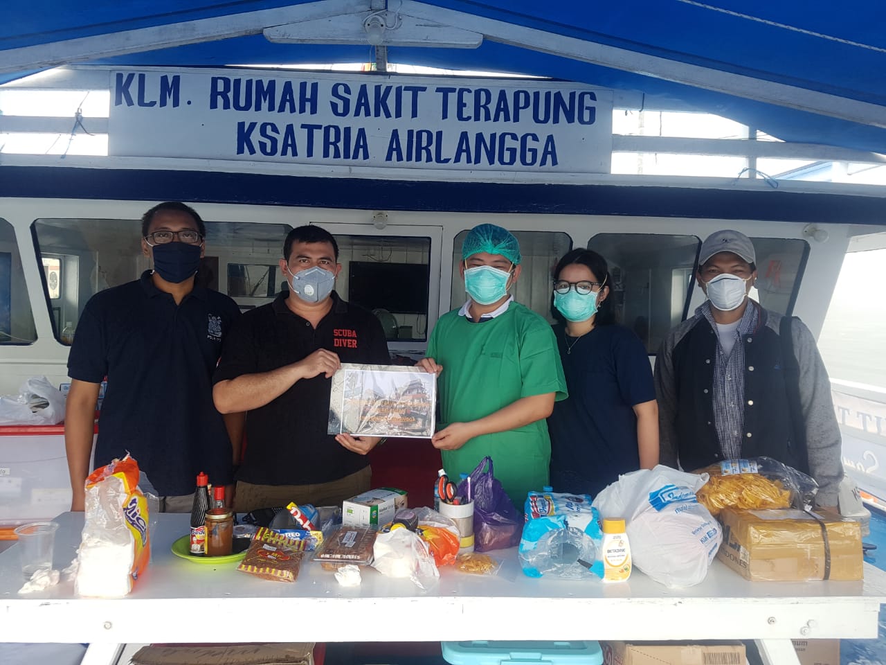 TIM Pengmas FPK bersama sebagian dokter-dokter relawan memberikan perlengkapan yang dibawa di RSTKA. Foto : Tim Pengmas, Dr. Eng. Sapto Andriyono, M.T. (Foto: Tim FPK UNAIR)