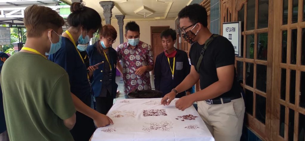 MAHASISWA bersama pemuda desa melakukan