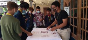 MAHASISWA bersama pemuda desa melakukan pelatihan mebuat batik. (Foto: tim KKN)