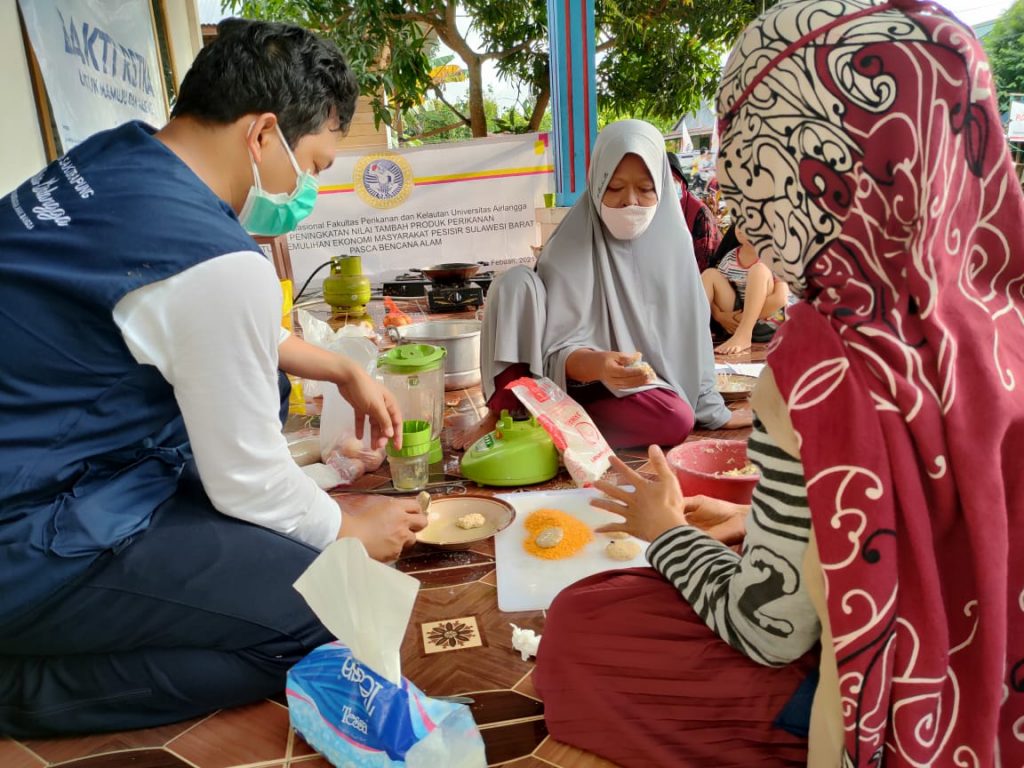 TIMFPK UNAIR memberikan pelatihan kepada masyarakat Sulbar. (Foto: Tim FPK UNAIR)