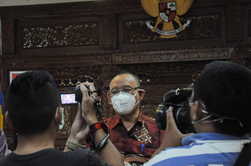 Prof. Nasih presents the 2021 SNMPTN Results to the media crew. (Photo: Bastian Ragas)