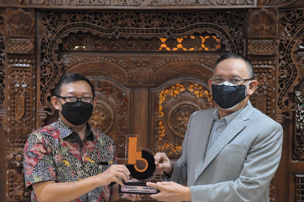 (DARI KIRI) Pimpinan Umum dan Pemimpin Redaksi Dwi Eko Lokononto kepada Rektor UNAIR Prof. Dr. Mohammad Nasih, SE., MT., Ak., pada Selasa (23/3/2021) di Ruang Balairua, Lantai 4, Rektorat Kampus C. (Foto: Bastian Ragas)