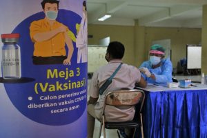 SALAH seorang Civitas UNAIR mengikuti vaksinasi di Airlangga Convention Center (ACC) UNAIR pada Sabtu (27/3/2021). (Foto: Agus Irwanto)