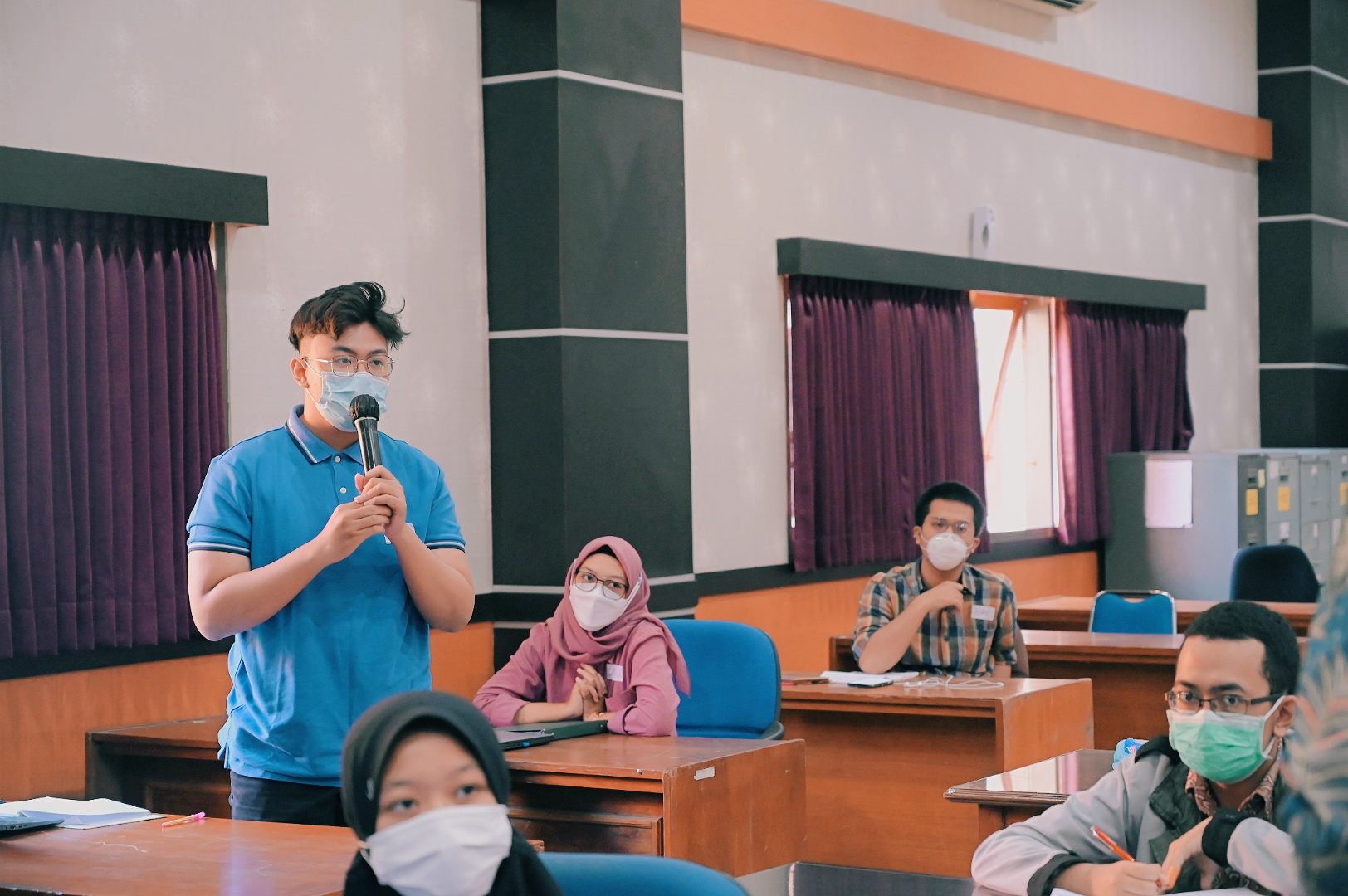 SALAH seorang peserta pelatihan bertanya kepada narsum. (Foto: M. Alif Fauzan)