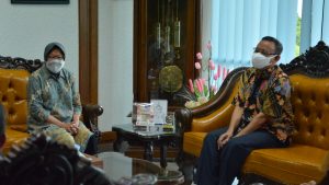KIRI Menteri Sosial Tri Rismaharini saat berkunjung ke UNAIR. (Foto: Feri Fenoria)