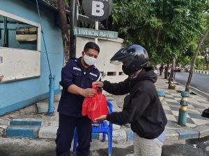 PROSES pembagian makanan kepada masyarakat sekitar. (Foto: Istimewa)