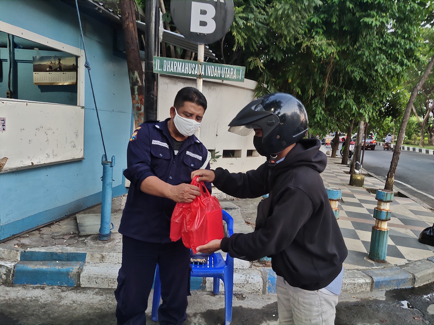 PROSES pembagian makanan kepada masyarakat sekitar. (Foto: Istimewa)
