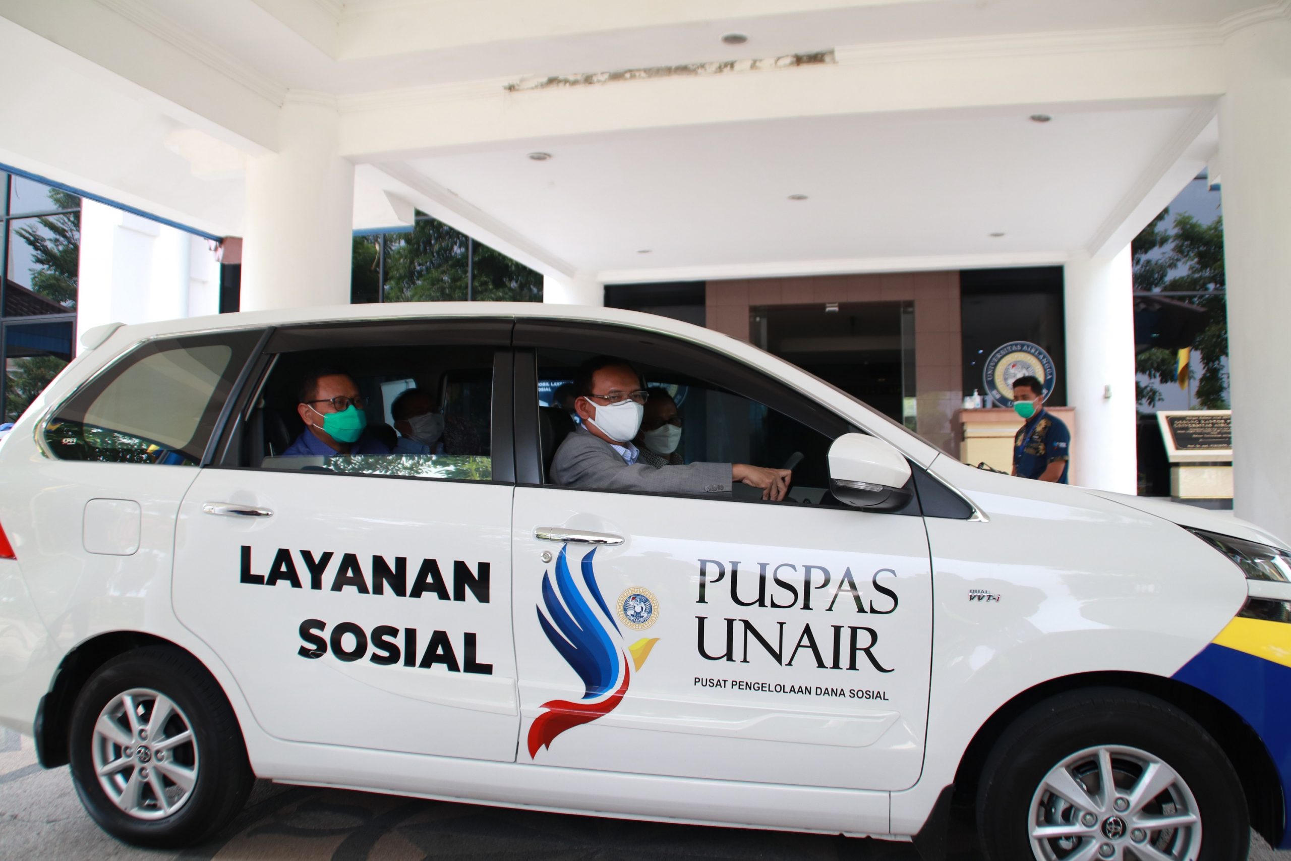 PROF. Dr. Mohammad Nasih, SE., MT., Ak. bersama jajaran pimpinan saat mencoba mengendarai mobil fasilitas layanan sosial. (Foto: Agus Irwanto)