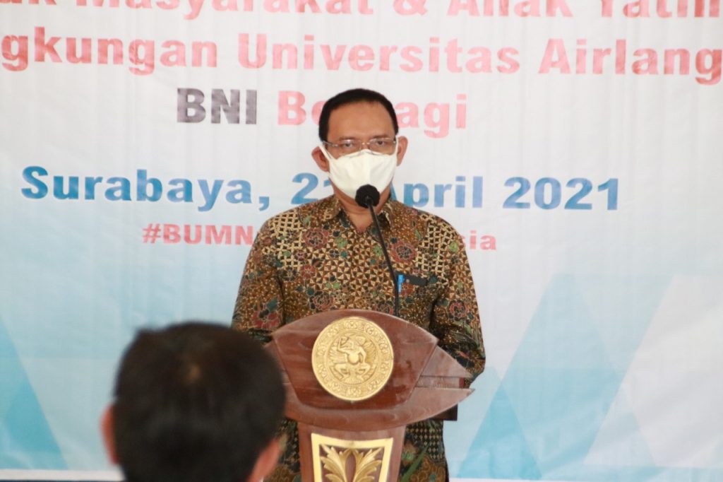 Rektor UNAIR Prof. Nasih saat memberikan sambutan dalam acara DWP UNAIR dan Bank BNI berbagi. (Foto: Agus Irwanto)