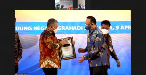 REKTOR UNAIR Prof. Dr. Mohammad Nasih, SE., MT., Ak., CMA.saat menerima penghargaan di PWI Jatim Award. (Foto: Pribadi)