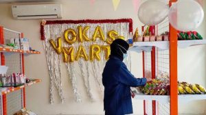 SALAH seorang mahasiswa menata produk di Vokasi Mart. (Foto: surya.co.id)