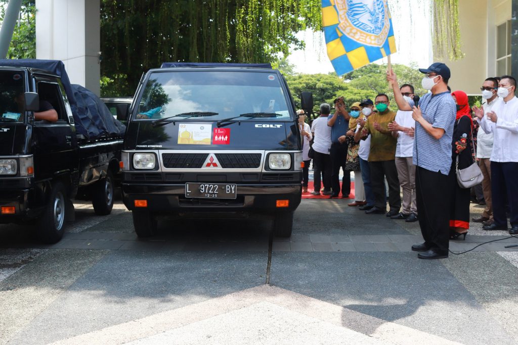 REKTOR UNAIR Prof. Dr. Mohammad Nasih, SE., MT., Ak., melepas langsung distribusi 2.000 paket sembako di Airlangga Convention Center (ACC) Kampus C pada Sabtu (8/5/2021). (Foto: Feri Fenoria)