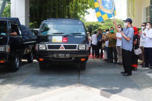 REKTOR UNAIR Prof. Dr. Mohammad Nasih, SE., MT., Ak., melepas langsung distribusi 2.000 paket sembako di Airlangga Convention Center (ACC) Kampus C pada Sabtu (8/5/2021). (Foto: Feri Fenoria)