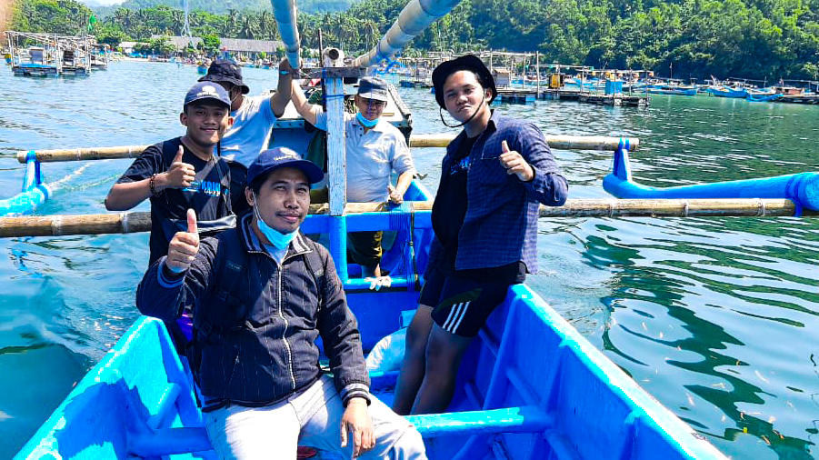 DOSEN dan mahasiswa tengah melakukan penelitian. (Foto: fpk)