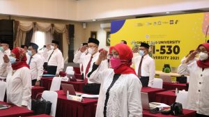 PROSESI peringatan Hari Pendidikan Nasional Universitas Airlangga secara daring maupun luring, Senin (3/4/2021). (Foto: M Alhazimi)