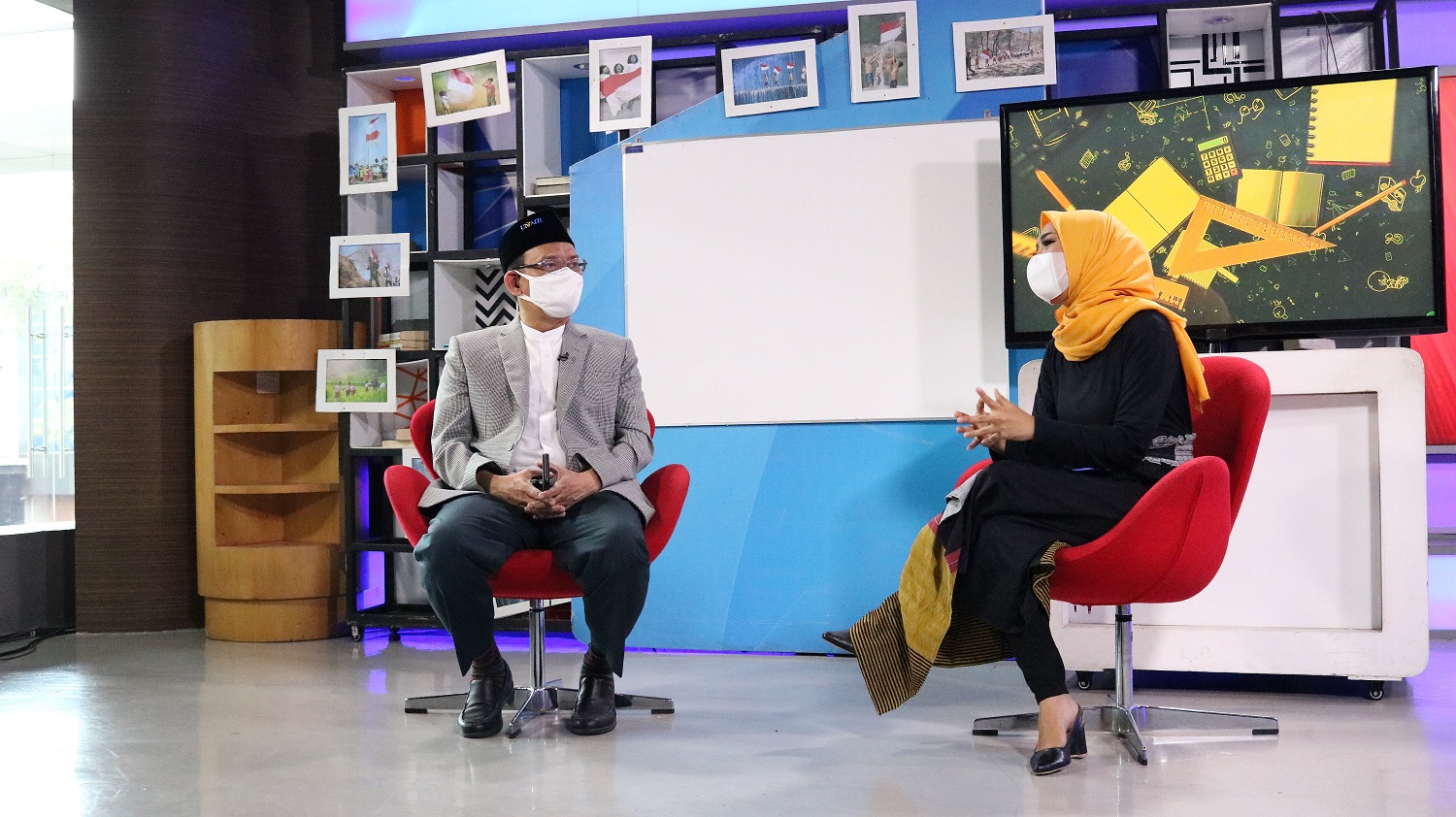 REKTOR UNAIR Prof. Dr. Mohammad Nasih, SE., MT., Ak. saat berbincang dalam program acara di JTV, Jum'at (7/5/2021). (Foto: Bastian Ragas)