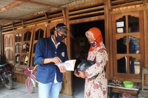 SALAH seorang mahasiswa mendata dan meberikan bantuan kepada masyarakat. (Foto: NEWS UNAIR)