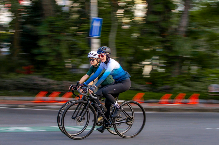 ILUSTRASI kumpulan beberapa peserta yang mengikuti Virtual Cycling VCom. (Ilustrasi: Dimar Herfano)