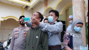 Polisi mendaulat seorang pemuda jadi duta masker. (Foto: detik.com)