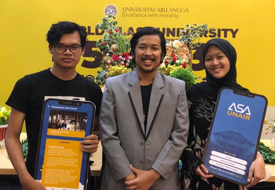 Minister of Medinfo (in the middle) UNAIR Student Executive Board, Rahmat Bayu. (Photo: By courtesy)