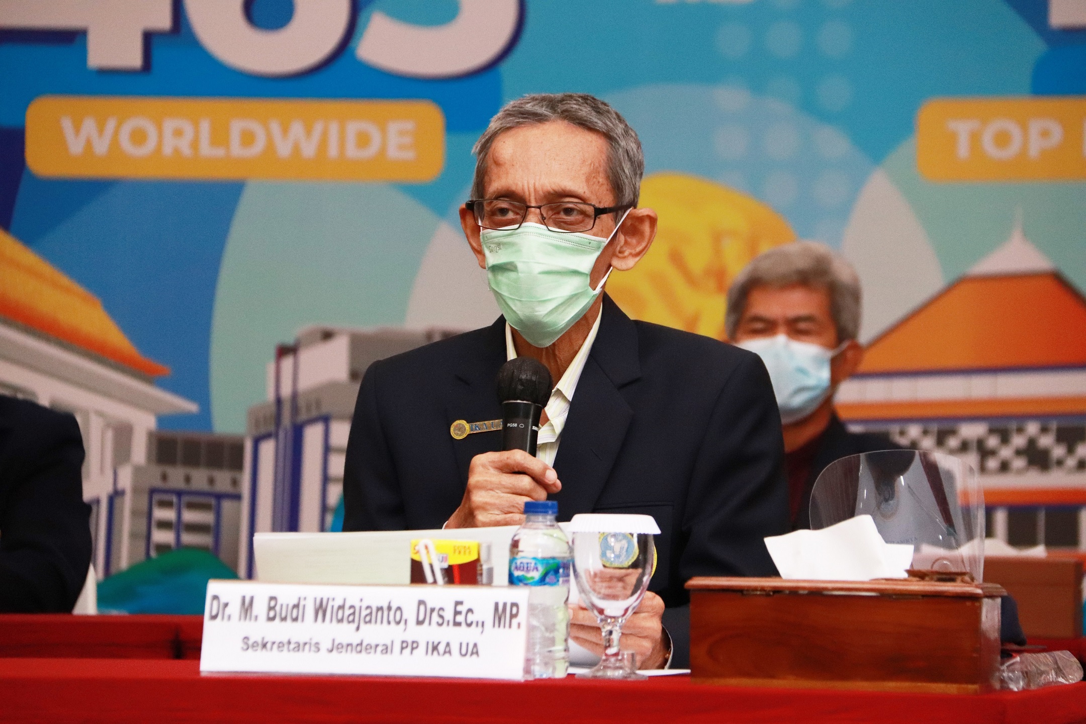 Sekretaris Jenderal IKA UA Dr. Budi Widajanto, Drs., Ec., MP., mengumumkan 8 calon ketua IKA UA Periode 2021-2025di Ruang Amerta, Lantai 4, Kantor Manajemen UNAIR, secara daring dan luring pada Sabtu (19/6/2021) pukul 10.00 WIB. 9foto: Feri Fenoria)