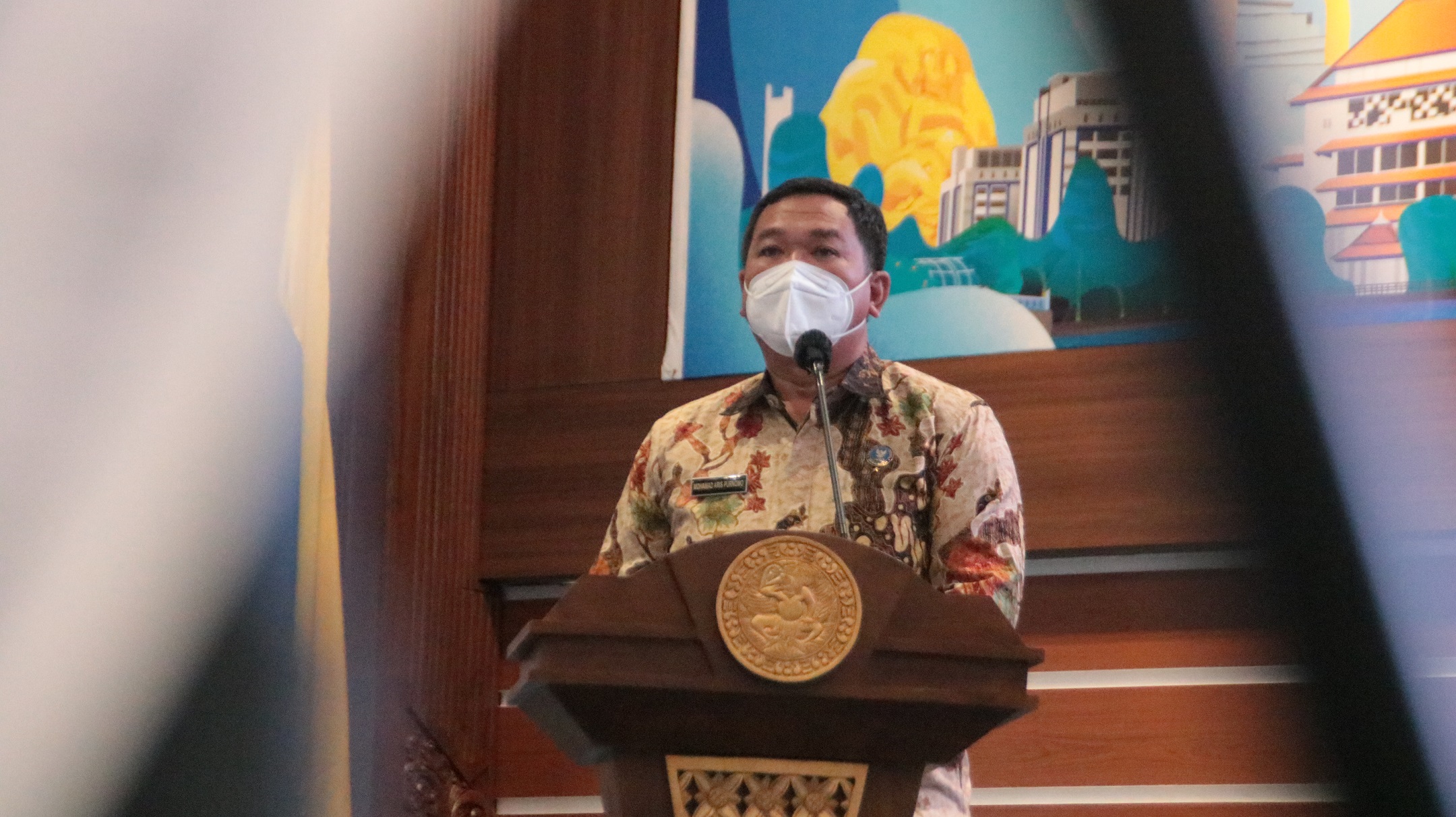 Kepala BNN Jawa Timur, Drs. Mohammad Aris Purnomo saat menyampaikan materi dalam seminar nasional bertemakan ‘Selaras Berantas Penyalahgunaan Narkoba untuk Generasi Emas Indonesia’.(Foto Bastian Ragas)