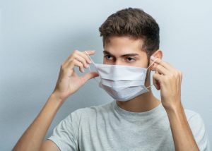 ILUSTRASI melepas masker secara benar.