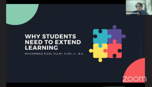Muhammad Rizal Zulmi A.MD.LI, alumnus D3 Bahasa Inggris UNAIR, saat memberikan paparan dalam webinar.