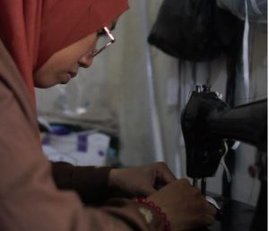 SALAH seorang peserta tengah menjahit masker. (Foto: FISIP UNAIR)