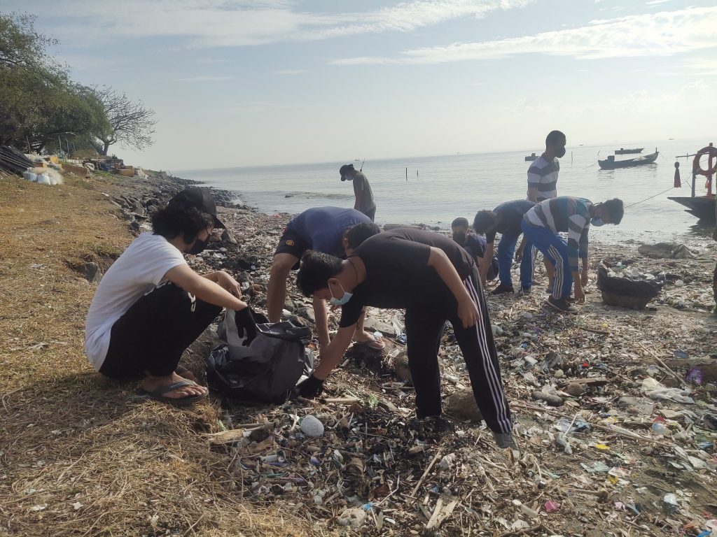 MAHASISWA FPK membersihkan wilayah pesisir Surabaya. (Foto: SALMON FPK)